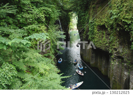 Takachiho gorge from Sandanbashi 三段橋から眺める真夏の高千穂峡谷 130212025