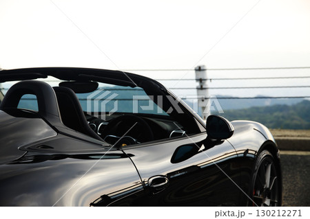 ツヤツヤの黒いオープンカー 130212271