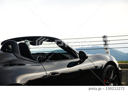 ツヤツヤの黒いオープンカー 130212272