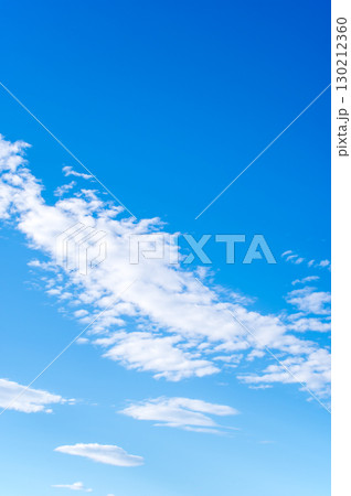青空に浮かぶ雲 130212360