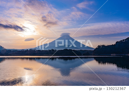 【山梨県】精進湖から望む富士山　日の出 130212367