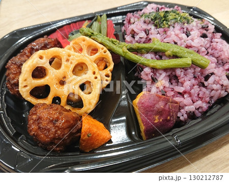 雑穀米のご飯と野菜と肉団子のお弁当 130212787