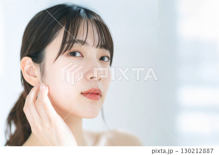 若い日本人女性の美容ポートレート 130212887