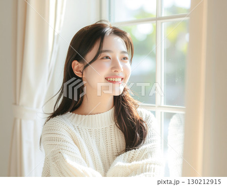 笑顔の若い女性 笑顔の若い女性 130212915