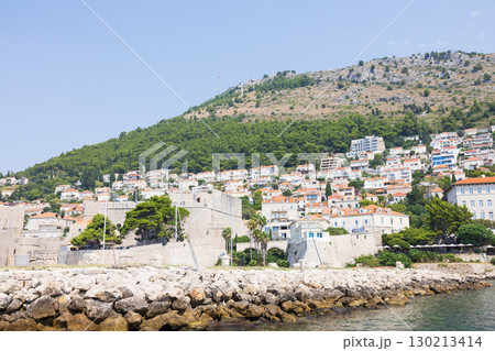 船上から見たヨーロッパ、クロアチアのドゥブロヴニクの海岸の景色 130213414