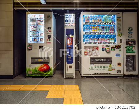 東京都市風景　都心の地下連絡通路に設置された外貨自動両替機 130213702
