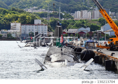 自衛隊の潜水艦郡と呉市の街並み(広島県呉市) 自衛隊の潜水艦郡と呉市の街並み(広島県呉市) 130213704