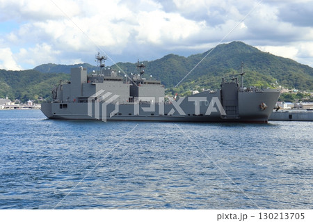 呉港に停泊する輸送艦 ようこう 130213705