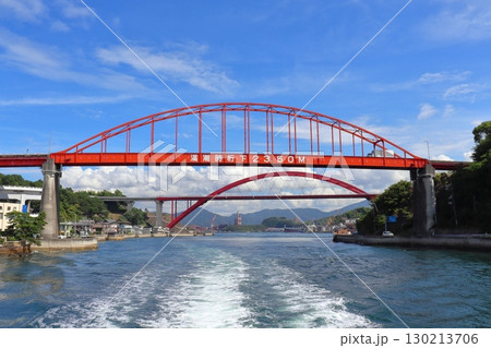 音戸の瀬戸に掛かる2本の音戸大橋（広島県呉市） 130213706