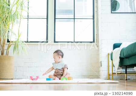積み木で遊ぶ赤ちゃん 130214090