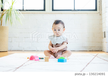 積み木で遊ぶ赤ちゃん 積み木で遊ぶ赤ちゃん 130214091