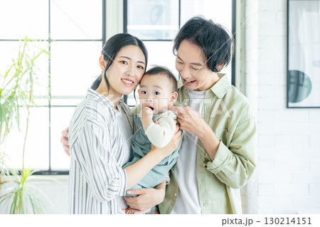 赤ちゃんを抱く笑顔のファミリー 130214151