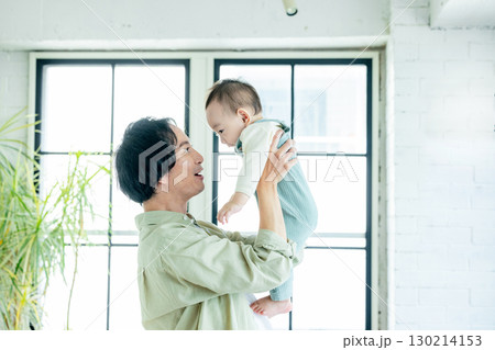 赤ちゃんを抱くお父さん 130214153