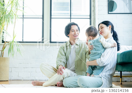 リビングでくつろぐ家族 130214156