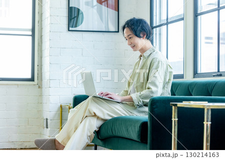リビングでパソコンを使う男性 リビングでパソコンを使う男性 130214163