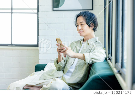 スマホを使う男性 130214173