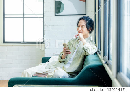 スマホを使う男性 130214174