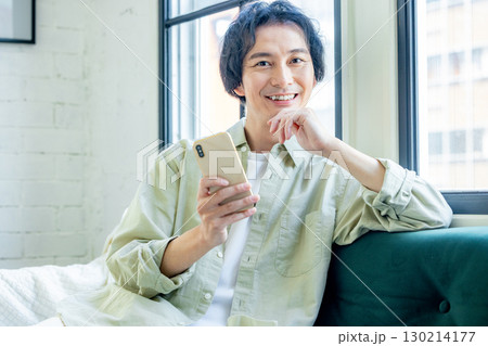 スマホを使う男性 130214177