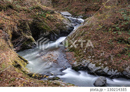 北海道平取町、総主別川の滝【10月】 130214385