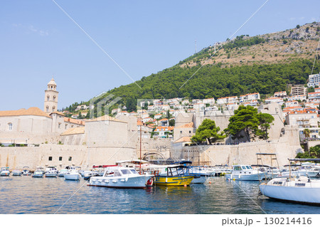 船上から見たヨーロッパ、クロアチアのドゥブロヴニクの旧市街の港の景色 130214416