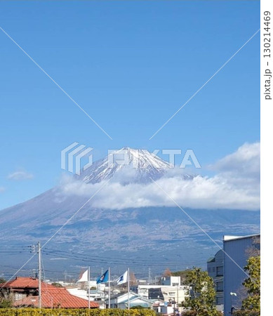 澄み渡る空の元、富士山が見える街 130214469
