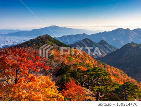 色づき始めた山々の紅葉 130214470