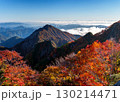 雲海を紅葉の山々から見た風景 130214471