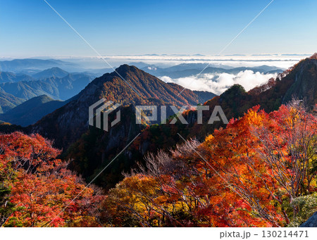 雲海を紅葉の山々から見た風景 130214471