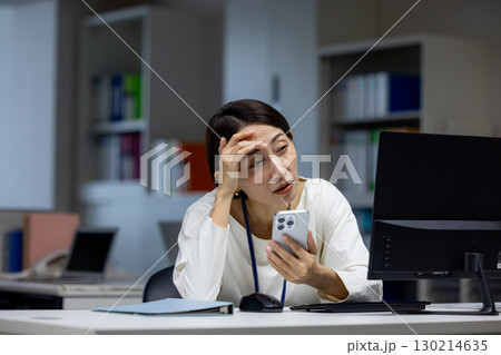 残業をする女性 残業をする女性 130214635