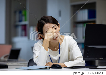 残業をする女性 130214641