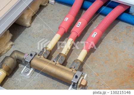 マンション床下に設置された給湯配管のディテール マンション床下に設置された給湯配管のディテール 130215146