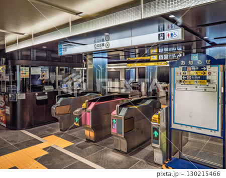 都心の地下連絡通路にある東京メトロ日比谷線「銀座駅」の改札口 都心の地下連絡通路にある東京メトロ日比谷線「銀座駅」の改札口 130215466