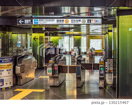 都心の地下連絡通路にある東京メトロ銀座線・日比谷線「銀座駅」の改札口 130215467