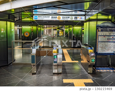 都心の地下連絡通路にある東京メトロ銀座線・日比谷線「銀座駅」の改札口 130215469