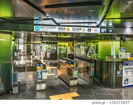 都心の地下連絡通路にある東京メトロ銀座線・日比谷線「銀座駅」の改札口 130215637
