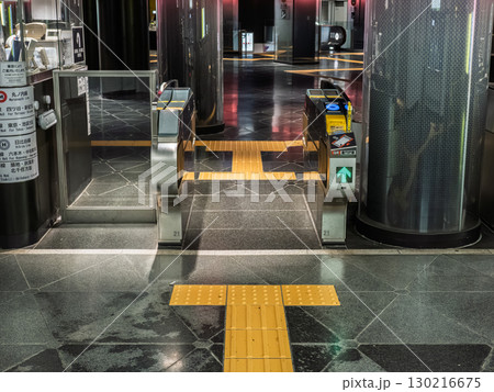 鉄道駅の自動改札と点字ブロック 130216675