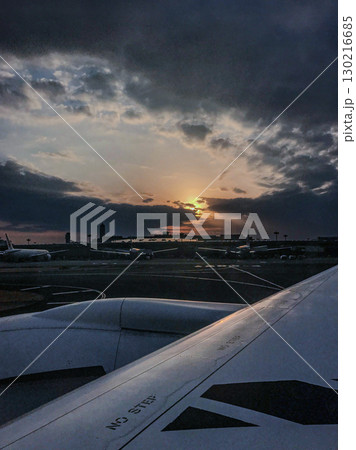 飛行機から見る夕日 130216685