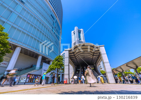 日本の横浜都市景観8月30日。桜木町駅前広場から横浜ランドマークタワーなどを望む 130216839