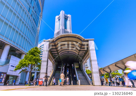 日本の横浜都市景観8月30日。桜木町駅前広場から横浜ランドマークタワーなどを望む 130216840