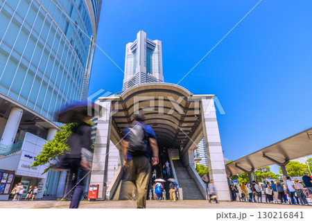 日本の横浜都市景観8月30日。桜木町駅前広場から横浜ランドマークタワーなどを望む 日本の横浜都市景観8月30日。桜木町駅前広場から横浜ランドマークタワーなどを望む 130216841