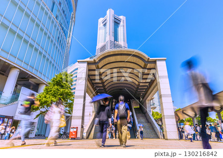 日本の横浜都市景観8月30日。桜木町駅前広場から横浜ランドマークタワーなどを望む 130216842