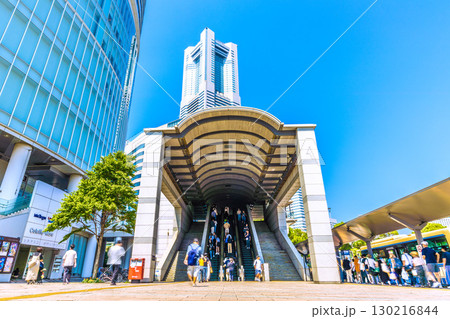 日本の横浜都市景観8月30日。桜木町駅前広場から横浜ランドマークタワーなどを望む 130216844