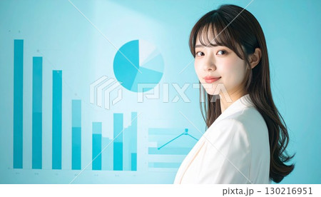 ビジネスシリーズ:グラフの前に立つ日本人女性会社員 ビジネスシリーズ:グラフの前に立つ日本人女性会社員 130216951