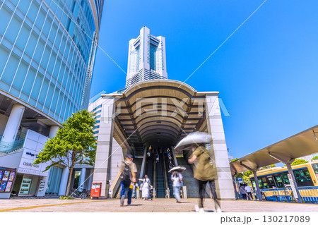 日本の横浜都市景観8月30日。桜木町駅前広場から横浜ランドマークタワーなどを望む 日本の横浜都市景観8月30日。桜木町駅前広場から横浜ランドマークタワーなどを望む 130217089