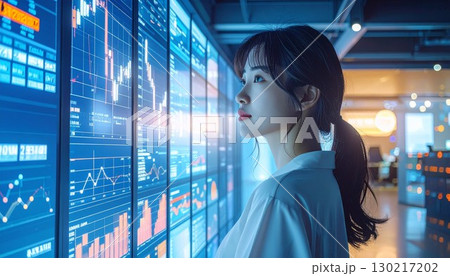 ビジネスシリーズ:ディスプレイに表示されたチャート、グラフの前に立つ女性会社員 ビジネスシリーズ:ディスプレイに表示されたチャート、グラフの前に立つ女性会社員 130217202