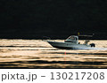 朝焼けの中、ボートが浮かぶ風景 130217208