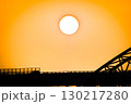 橋の上に沈む夕日 130217280