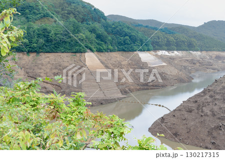 渇水した岩堂沢ダムの風景 渇水した岩堂沢ダムの風景 130217315