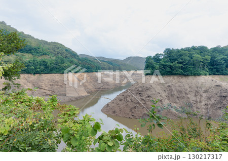 渇水した岩堂沢ダムの風景 渇水した岩堂沢ダムの風景 130217317