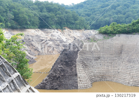 渇水した岩堂沢ダムの風景 130217319